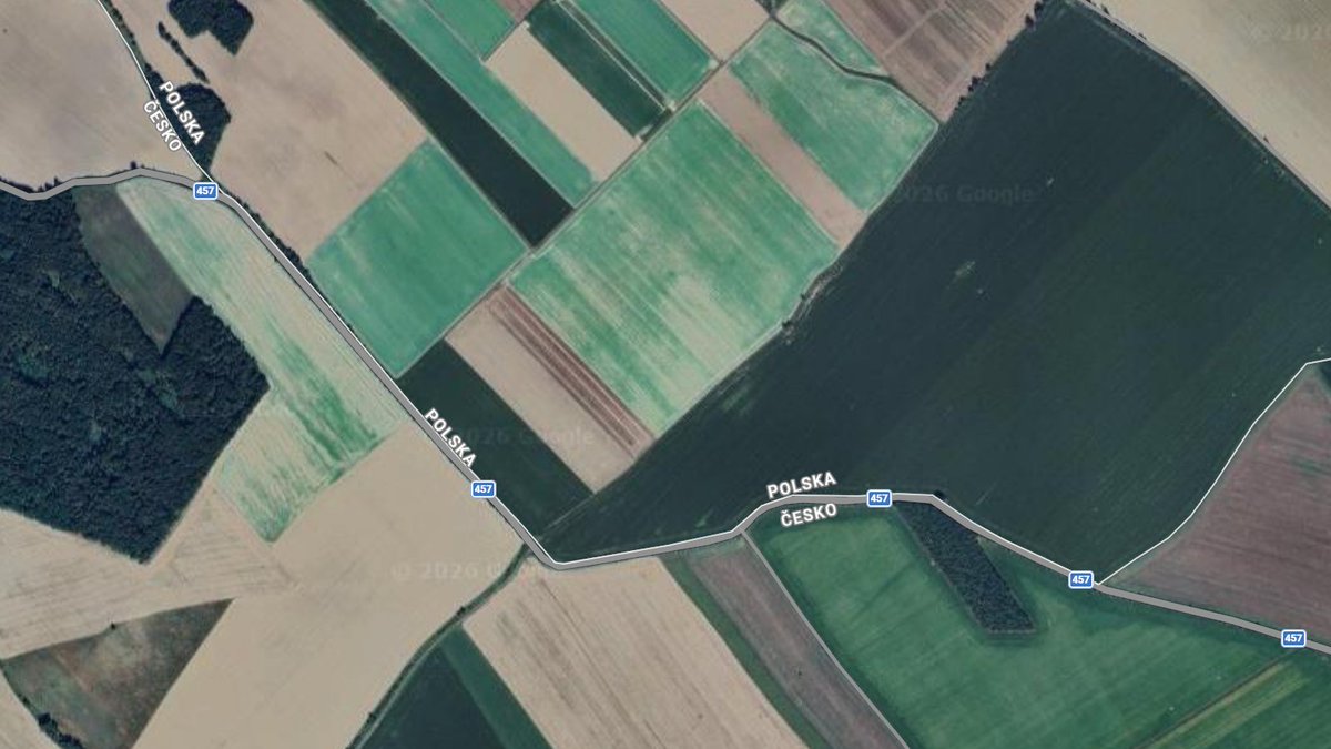 Pillandia's tweet image. 2 km of a road in Czechia 🇨🇿 that runs right along the international border with Poland 🇵🇱. 
🌐: 50°22'52.9"N 17°08'31.1"E. 
📷: 2023. 
pillandia.blogspot.com/search?q=CZ-PL

#Czechia #Česko #Poland #Polska #Riigipiir #Confine #Border #国境 #边界 #Granica #Grenze #Fronteira #Frontière