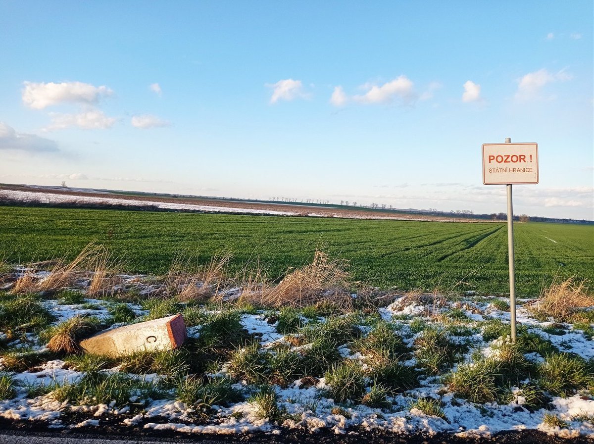 Pillandia's tweet image. 2 km of a road in Czechia 🇨🇿 that runs right along the international border with Poland 🇵🇱. 
🌐: 50°22'52.9"N 17°08'31.1"E. 
📷: 2023. 
pillandia.blogspot.com/search?q=CZ-PL

#Czechia #Česko #Poland #Polska #Riigipiir #Confine #Border #国境 #边界 #Granica #Grenze #Fronteira #Frontière