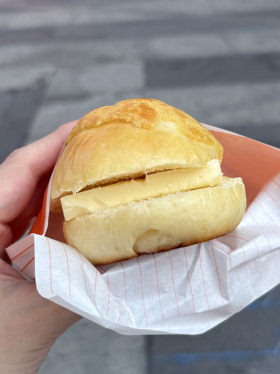 hn_pipi03's tweet photo. この断面見て買わずにいられる人いる？渡韓勢は死ぬ前に一回でいいからハニーバターパン食べて下さい😭😭😭私との約束です🤝💓笑バターの塩味とパンの甘さのバランスが1億点満点。江南地下⑦番出口近くで買えるよ。温めて食べるとさらに美味しい https://t.co/QpA4mCkZeQ