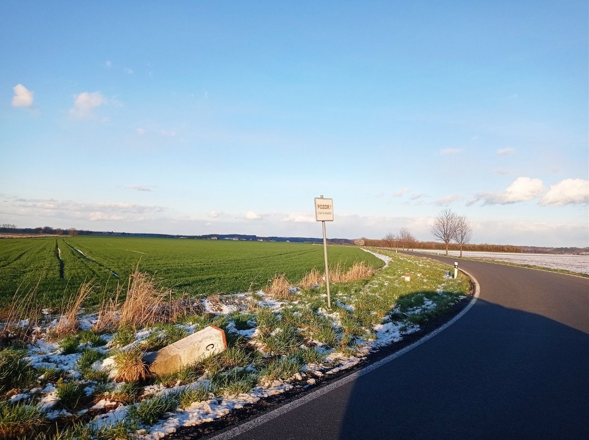 Pillandia's tweet image. 2 km of a road in Czechia 🇨🇿 that runs right along the international border with Poland 🇵🇱. 
🌐: 50°22'52.9"N 17°08'31.1"E. 
📷: 2023. 
pillandia.blogspot.com/search?q=CZ-PL

#Czechia #Česko #Poland #Polska #Riigipiir #Confine #Border #国境 #边界 #Granica #Grenze #Fronteira #Frontière