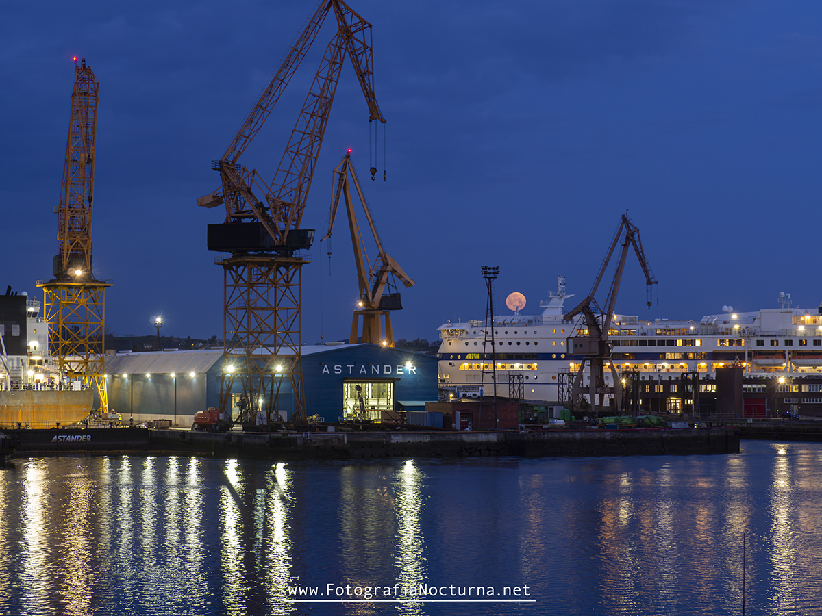 jmmpereda's tweet photo. Nueva entrada en mi blog: La Luna llena por #Astander #Astillero #Cantabria desde #Pontejos #CantabriaNocturna #LunaLLena #Photopills
https://t.co/0HsIdb4i0A https://t.co/li3EUfUhRJ