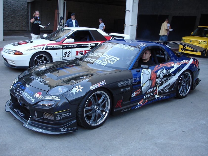 いやマジで死ぬほどかっけえなこの仕様
アメコミヒーローっぽいバイナルがNFSUとか日本だとAFGのデルソルやTeam Undergroundの各車みたいな、アメコミ調のポップだけど格好良いキャラ系バイナル貼ってたスポコン/二ポコン系スタイルのド王道って感じで超サイコー