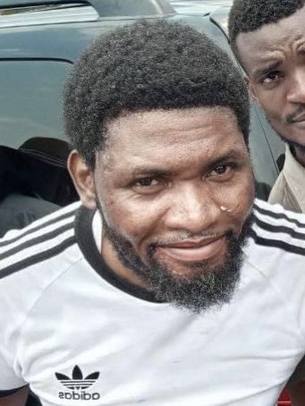 mecanokin's tweet photo. Hier encore, ce journaleux opportuniste @petertiani007 déclarait sans détour, sur un plateau de télévision, que Félix Tshisekedi faisait pire que Joseph Kabila. Il le traitait d’incompétent et affirmait publiquement qu’il valait mieux Kabila que Tshisekedi.

Aujourd’hui, poussé par la faim et l’appât du gain, le voilà qui a bradé son honneur et prostitué sa profession pour quelques miettes. Le même homme rampe désormais derrière Denise Nyakeru Tshisekedi, l’actuelle Première dame, comme hier il se collait à l’ancienne Première dame lorsque le vent soufflait ailleurs.

Un tel individu ne salit pas seulement le journalisme : il empoisonne la conscience de la jeunesse congolaise en lui donnant une leçon ignoble — celle qu’on peut vendre sa dignité, sa parole et sa personnalité pour un peu d’argent.
Quelle honte. Quelle décadence morale. Un spectacle affligeant pour notre pays.

Avec son complice @PatrickLokala_ de la même trempe morale, deux individus qui n’ont visiblement jamais pris le temps de comprendre  ni même d’apprendre , la moindre éthique journalistique de leur profession.

Qu’un recteur @LFranceKuzikesa ou un maître digne de ce nom leur enseigne enfin ce que signifient la constance, l’honneur et la dignité, et qu’on leur rappelle surtout que ces valeurs ne sont pas des options, mais des vertus fondamentales.

Car sans morale ni dignité, on peut porter le titre de journaliste… mais on n’en aura jamais l’âme ni la crédibilité.

Nzala eloko mabe 😂😂😂😂