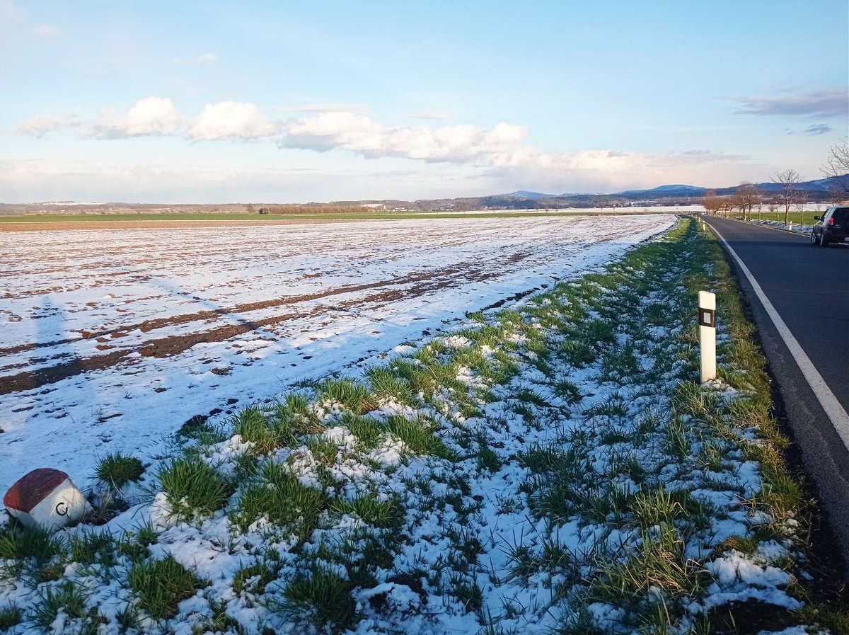 Pillandia's tweet image. 2 km of a road in Czechia 🇨🇿 that runs right along the international border with Poland 🇵🇱. 
🌐: 50°22'52.9"N 17°08'31.1"E. 
📷: 2023. 
pillandia.blogspot.com/search?q=CZ-PL

#Czechia #Česko #Poland #Polska #Riigipiir #Confine #Border #国境 #边界 #Granica #Grenze #Fronteira #Frontière