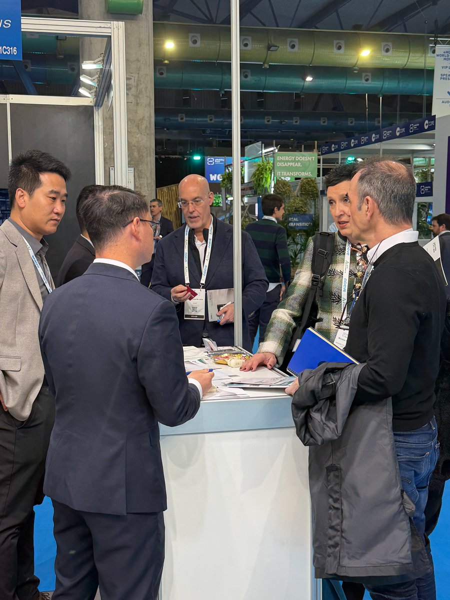 ComcoreTech's tweet photo. Our smart EV piles at #eMobilityMoW2026 in Málaga cover CCS + CHAdeMO + Type 2 — full compatibility for any brand/model.Standardized. Modular. Ultra-efficient. Europe &amp; global ready! 🌍🚀Multi-breakthrough charging redefined.
#EVCharging #SmartCharging #ElectricMobility #Bescore https://t.co/hs7fXeChzg