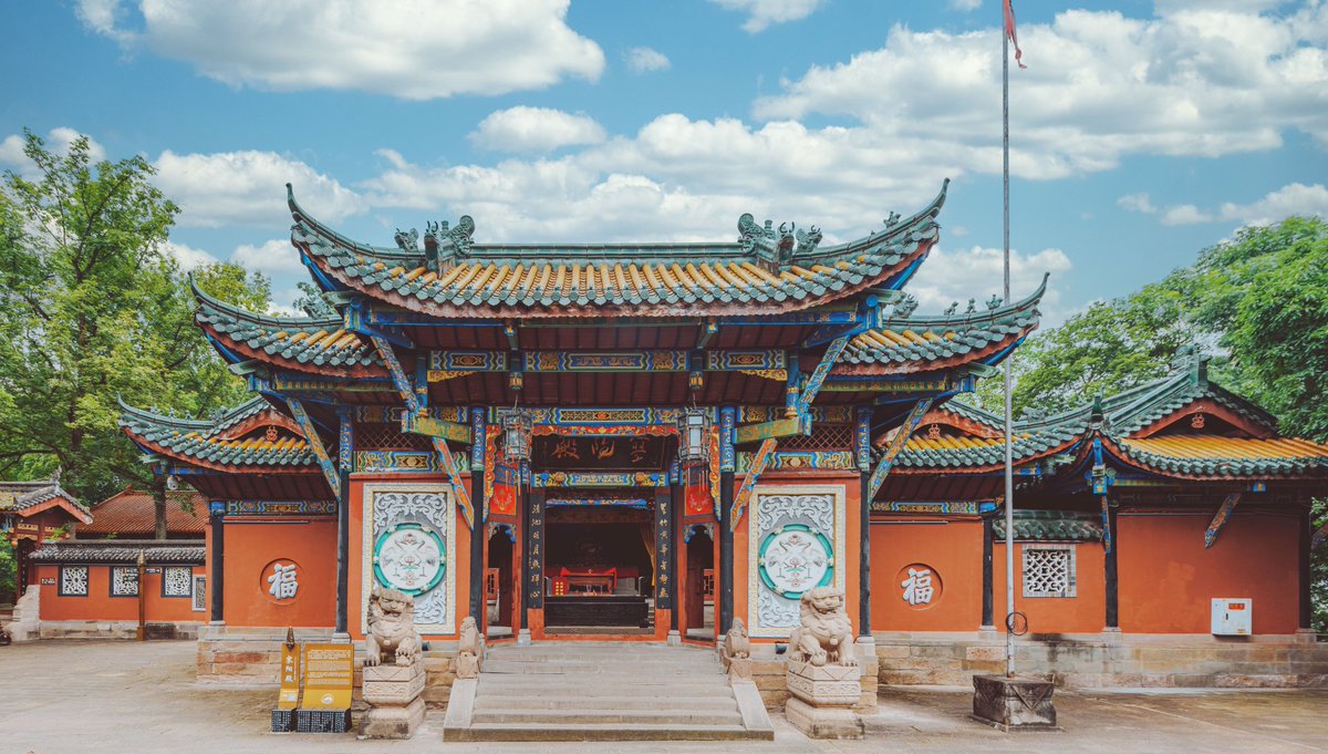 discoverfengdu's tweet photo. Liaoyang Hall (寥阳殿)
Originally built in the Ming Dynasty as an incense shrine for the Prince of Shu, it was converted into a Buddhist hall in the early Qing Dynasty. It features a 3-meter seated Sakyamuni Buddha and the "Three Ages" Buddhas (Past, Present, Future). #Fengdu https://t.co/E9Hb400u3y