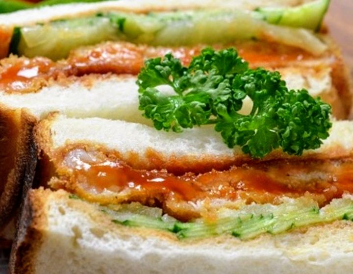 行きつけのパン屋さんで美味しそうなカツサンドを買ってきちゃいました🥪
いつも自炊してるから、たまにはねッ😆