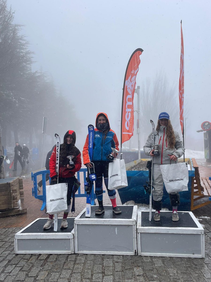 Hace unos días se celebró la II fase del campeonato de Andalucía de esquí en Sierra Nevada. Nuestra Marina Jehanno, alumna de 4⁰ de #ESO, se ha llevado la medalla de bronce en eslalon y la de oro en súper gigante en la categoría mujeres menores de 16 años.
