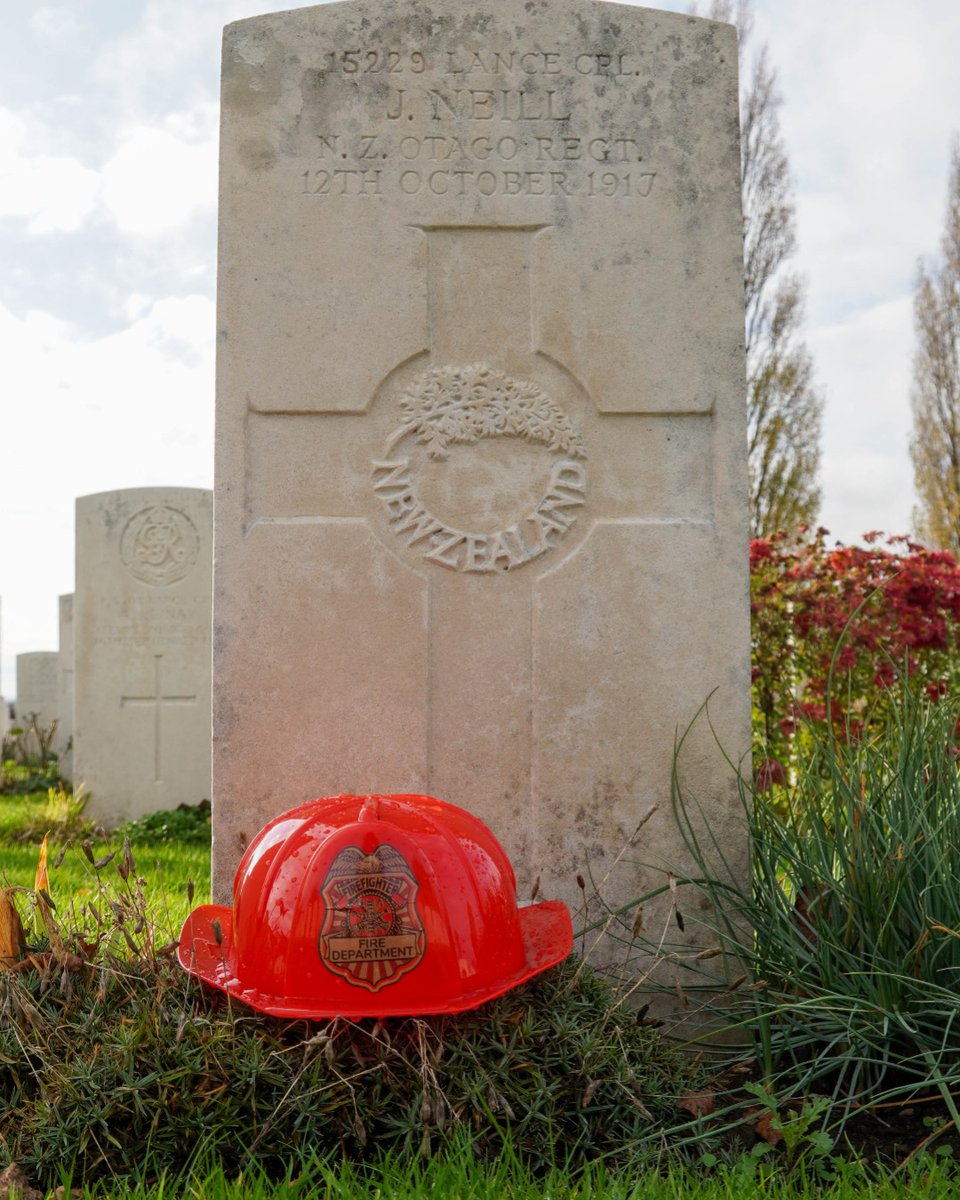 MMP1917's tweet photo. Small gestures, profound meaning. Flowers, wreaths and candles at Tyne Cot Cemetery show how remembrance lives on – quietly, yet with deep care. https://t.co/2Nng1zdBY0
