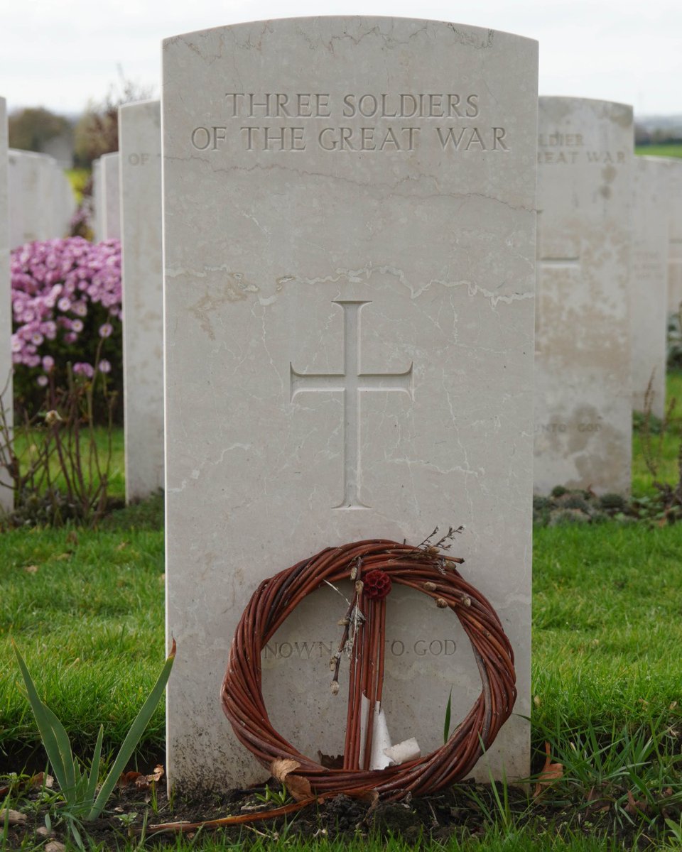 MMP1917's tweet photo. Small gestures, profound meaning. Flowers, wreaths and candles at Tyne Cot Cemetery show how remembrance lives on – quietly, yet with deep care. https://t.co/2Nng1zdBY0