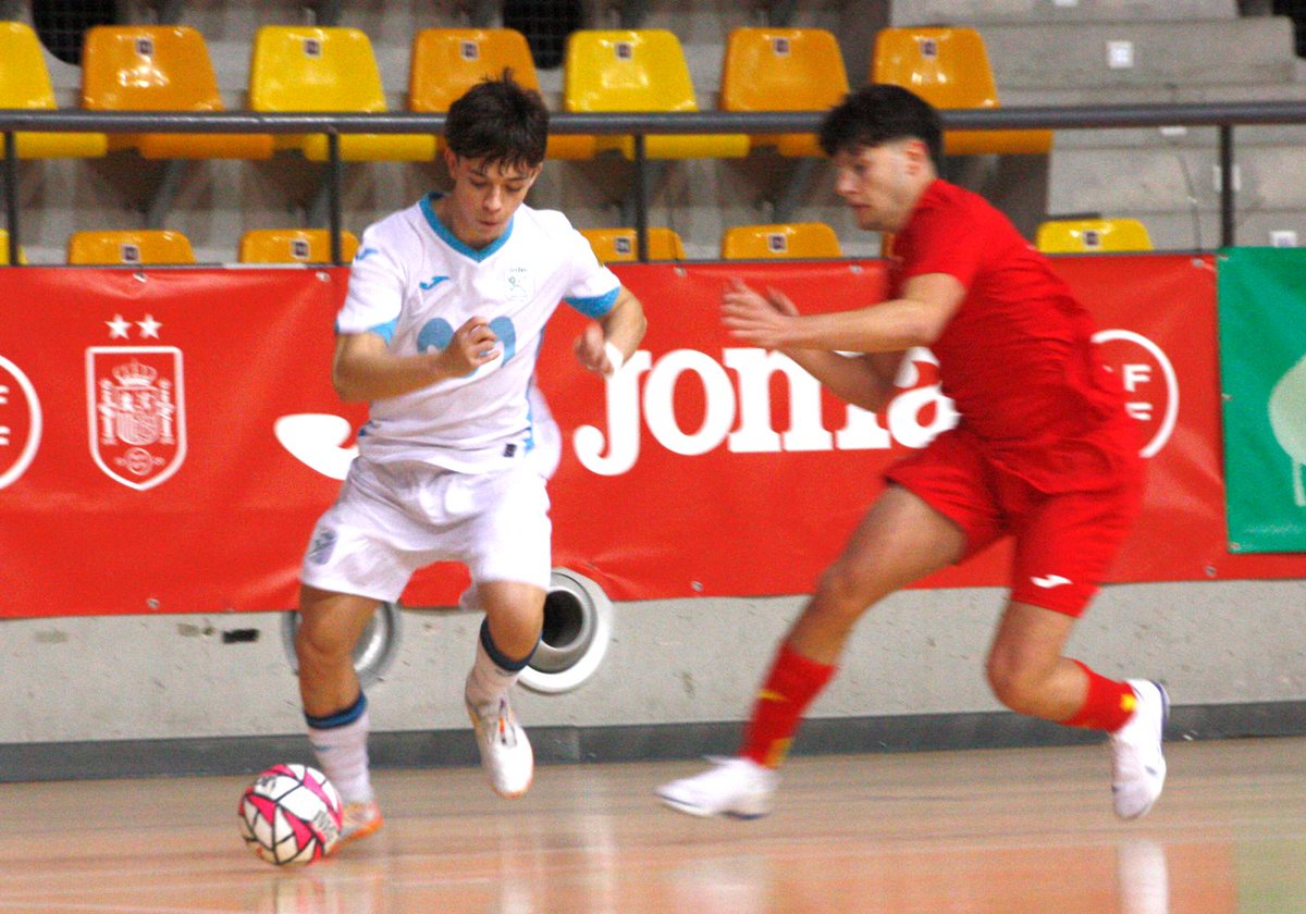 AcademiaInterFS's tweet photo. 💙 El Movistar Inter "B" disputó un amistoso en la tarde de ayer frente a la @SEFutbol sub-19.

➡️ El equipo de Julián Martín lo dio todo hasta el final en un encuentro bastante disputado (4-3).

🧠 Con la mente puesta en el choque del sábado.

#LaAcademiaDelMásLaureado💚💙 https://t.co/zNsfw00yhg