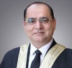 ahmad__bobak's tweet photo. یہ وہ ججز ہیں جنہوں نے اپنے حلف سے غداری کی اور انصاف کو بیچ چوراہے ننگا کر کے پھانسی لگا دی

ملک میں جب بھی عدلیہ بحال ہوگی تو ایسے عسکری ججز کو ضرور انصاف کے کٹہرے میں کھڑا کیا جائے گا https://t.co/hVOdJA74Lb
