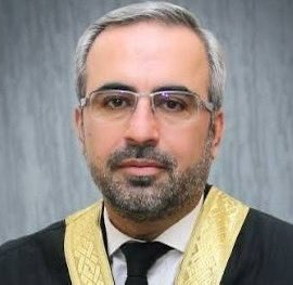 ahmad__bobak's tweet photo. یہ وہ ججز ہیں جنہوں نے اپنے حلف سے غداری کی اور انصاف کو بیچ چوراہے ننگا کر کے پھانسی لگا دی

ملک میں جب بھی عدلیہ بحال ہوگی تو ایسے عسکری ججز کو ضرور انصاف کے کٹہرے میں کھڑا کیا جائے گا https://t.co/hVOdJA74Lb