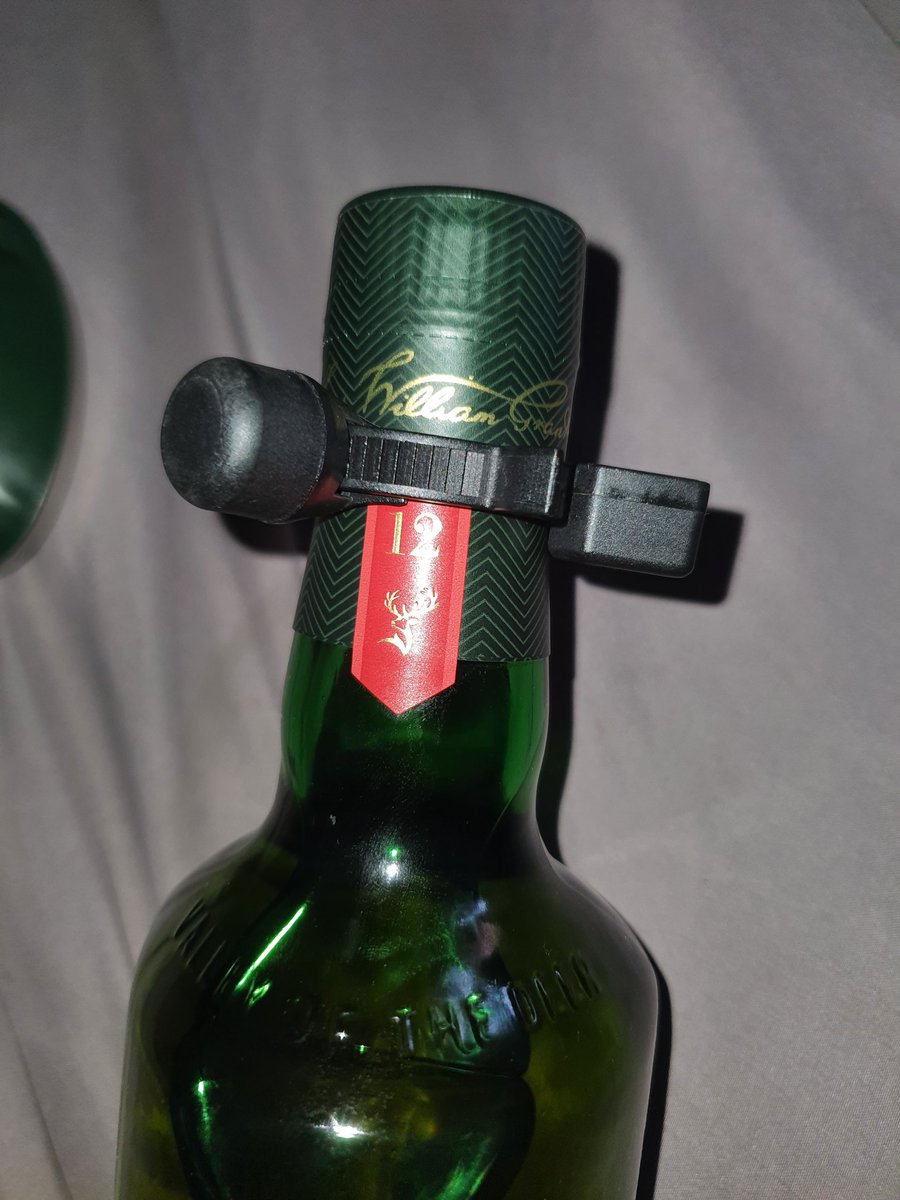 ThabangMfeka2's tweet photo. @MrD_SouthAfrica hi team. I ordered a bottle of Glenfiddich on your App at Pick'n Pay. Now the store forgot to remove this thing on the lid. Now it looks like I stole the bottle 🤣. Can you please assist. I am planning to drink this on Saturday lol https://t.co/RnCa0bK1H3
