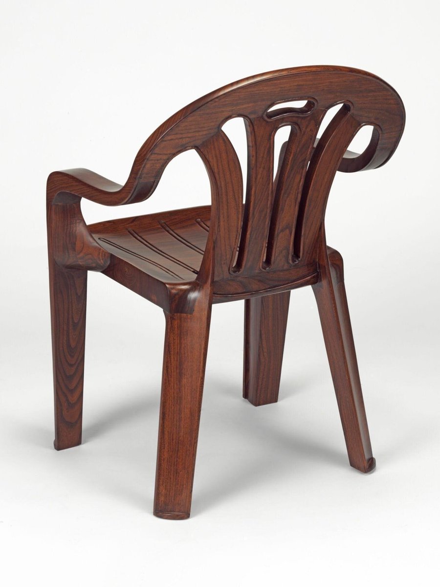 creapills's tweet photo. Avec “Plastic Chair in Wood”, le designer Maarten Baas a revisité l’iconique chaise monobloc en plastique en la sculptant entièrement à la main… dans du bois d’orme. https://t.co/Jal22QD27a