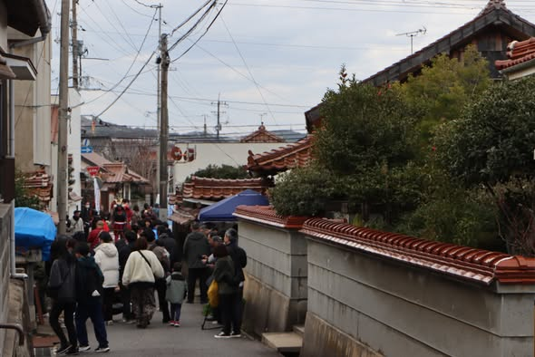 EmRashc's tweet photo. 【つぬさんぽ　赤瓦のまちあるき】
3月8日、都野津町内で街歩きイベント「つぬさんぽ」が開催されました。地域住民と学生が協力して企画する催しで、今回は古民家や空き地など29ヶ所を会場に、多彩なプログラムが展開されました。 https://t.co/1t9xNxtpZ0
