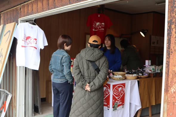EmRashc's tweet photo. 【つぬさんぽ　赤瓦のまちあるき】
3月8日、都野津町内で街歩きイベント「つぬさんぽ」が開催されました。地域住民と学生が協力して企画する催しで、今回は古民家や空き地など29ヶ所を会場に、多彩なプログラムが展開されました。 https://t.co/1t9xNxtpZ0