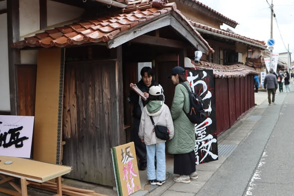 EmRashc's tweet photo. 【つぬさんぽ　赤瓦のまちあるき】
3月8日、都野津町内で街歩きイベント「つぬさんぽ」が開催されました。地域住民と学生が協力して企画する催しで、今回は古民家や空き地など29ヶ所を会場に、多彩なプログラムが展開されました。 https://t.co/1t9xNxtpZ0