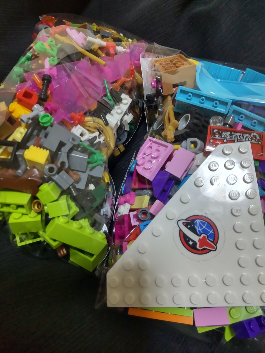 neige021's tweet photo. 家族がお出かけのお土産買ってきてくれた♪
#レゴ #LEGO https://t.co/KEkqQHzOvm
