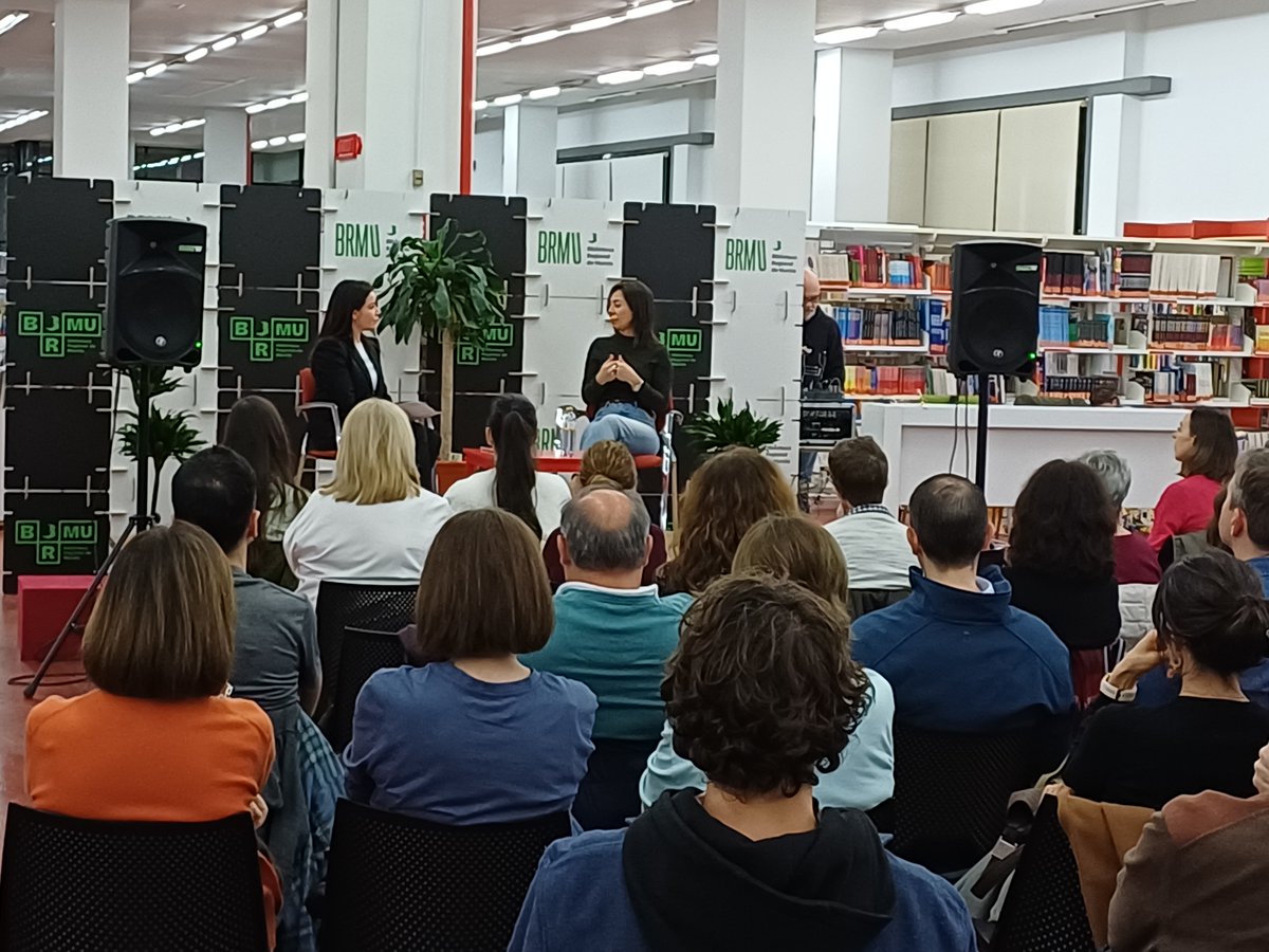 brmu's tweet photo. La comicteca de la Biblioteca Regional volvió a llenarse para disfrutar de otra entrega de nuestro ciclo #Psicolab gracias a la estupenda charla de @alba_cardalda con @mariajo_moreno. https://t.co/W6Oh72nO3w