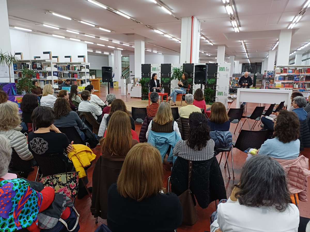 brmu's tweet photo. La comicteca de la Biblioteca Regional volvió a llenarse para disfrutar de otra entrega de nuestro ciclo #Psicolab gracias a la estupenda charla de @alba_cardalda con @mariajo_moreno. https://t.co/W6Oh72nO3w