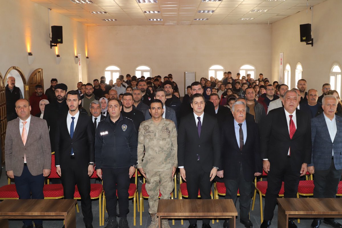 SvrKaymakamligi's tweet photo. 📌İstiklal Marşı’mızın Kabulünün 105. Yılı Kutlu Olsun! 🇹🇷
📍Savur Belediyesi Konferans Salonu’nda, Savur Kaymakamımız Sayın Enes Emircan BUYURAN, Belediye Başkan Vekilimiz Selahattin ÖZTÜRK, ilçe protokolümüz ve kıymetli vatandaşlarımızın katılımıyla "12 Mart İstiklal Marşı'nın Kabulü ve Mehmet Akif ERSOY'u Anma Programı" gerçekleştirildi.
Milli şairimiz Mehmet Akif ERSOY’un ölümsüz eseriyle bağımsızlığımızı taçlandırdığı bu anlamlı günde; tüm şehitlerimizi rahmet ve minnetle anıyoruz 🇹🇷
@SvrKaymakamligi