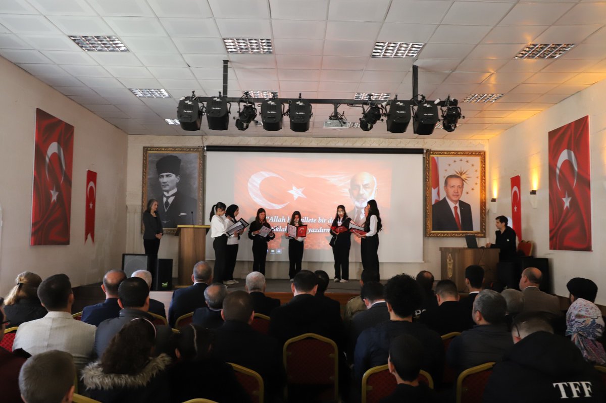 SvrKaymakamligi's tweet photo. 📌İstiklal Marşı’mızın Kabulünün 105. Yılı Kutlu Olsun! 🇹🇷
📍Savur Belediyesi Konferans Salonu’nda, Savur Kaymakamımız Sayın Enes Emircan BUYURAN, Belediye Başkan Vekilimiz Selahattin ÖZTÜRK, ilçe protokolümüz ve kıymetli vatandaşlarımızın katılımıyla "12 Mart İstiklal Marşı'nın Kabulü ve Mehmet Akif ERSOY'u Anma Programı" gerçekleştirildi.
Milli şairimiz Mehmet Akif ERSOY’un ölümsüz eseriyle bağımsızlığımızı taçlandırdığı bu anlamlı günde; tüm şehitlerimizi rahmet ve minnetle anıyoruz 🇹🇷
@SvrKaymakamligi