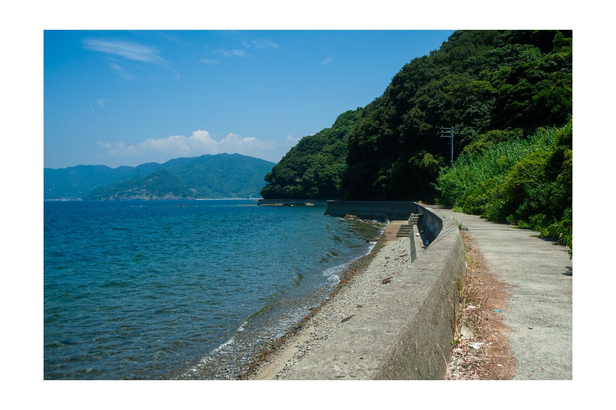 大島③
南側は地大島まで橋が繋がっている
徒歩だとそこそこの距離だが、これがなんとなく良い道だった。
地大島から一番下の貝付小島へは干潮の時にしか渡れない事で有名である
(今回はタイミングが合わず断念)