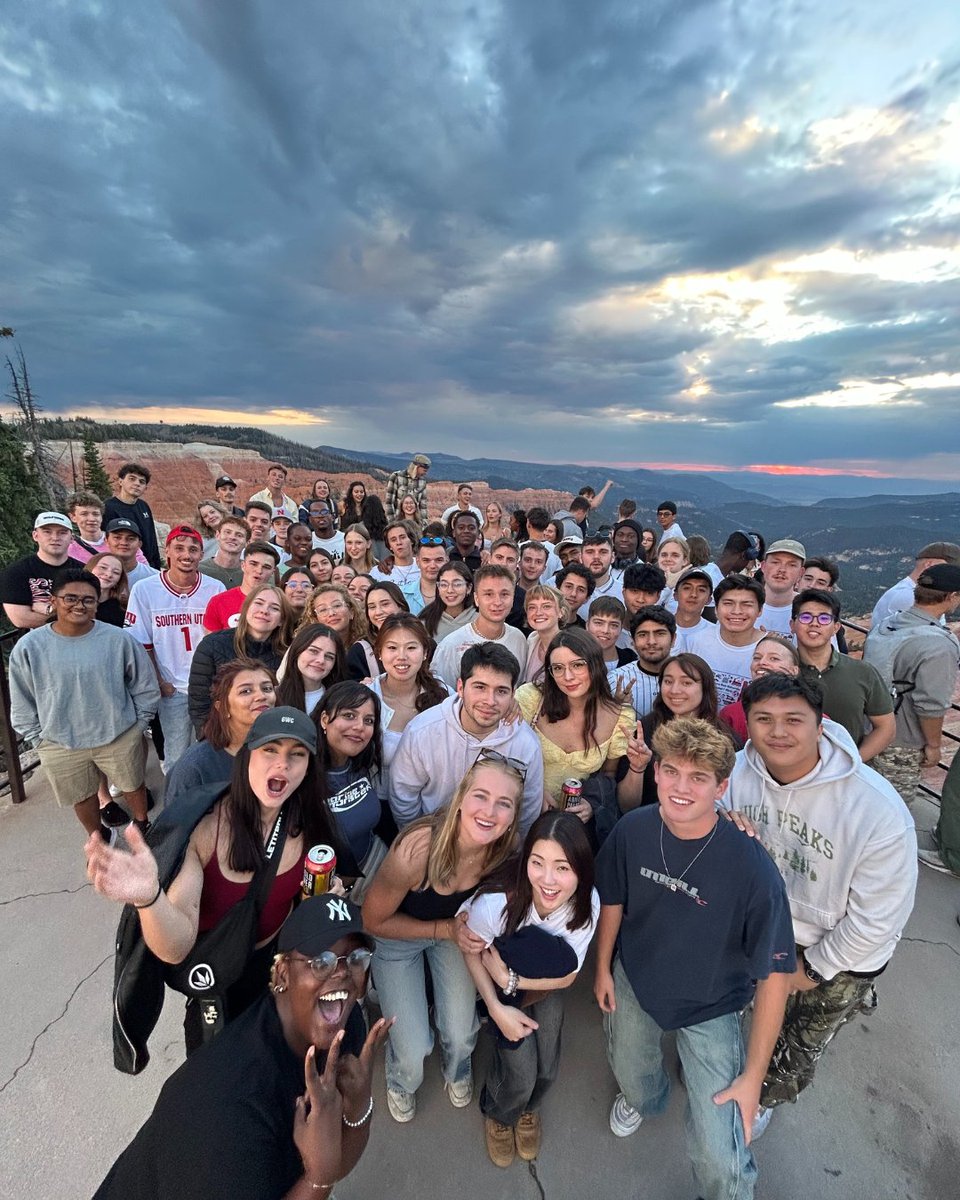 PIEpartir's tweet photo. [Campus] "We are the World!" Yann avec tous ses nouveaux amis de Southern Utah University🎒📚 

Un séjour universitaire vous tente ? Les inscriptions sont ouvertes pour un départ à la rentrée 2026. Appelez-nous au 04 42 91 31 00 pour tout renseignement.

https://t.co/QfwTL29wZT https://t.co/vmFmjsPxBj