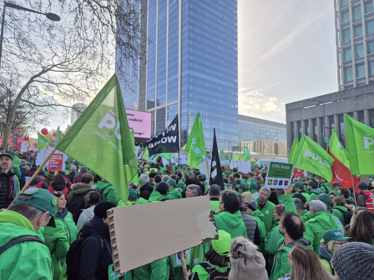 mynameiswouter's tweet photo. Bakje vol! 💚💪

Voor de index
Voor een eerlijk pensioen 
Tegen de btw verhoging

Weg met Arizona! https://t.co/lZPZuNKKeu