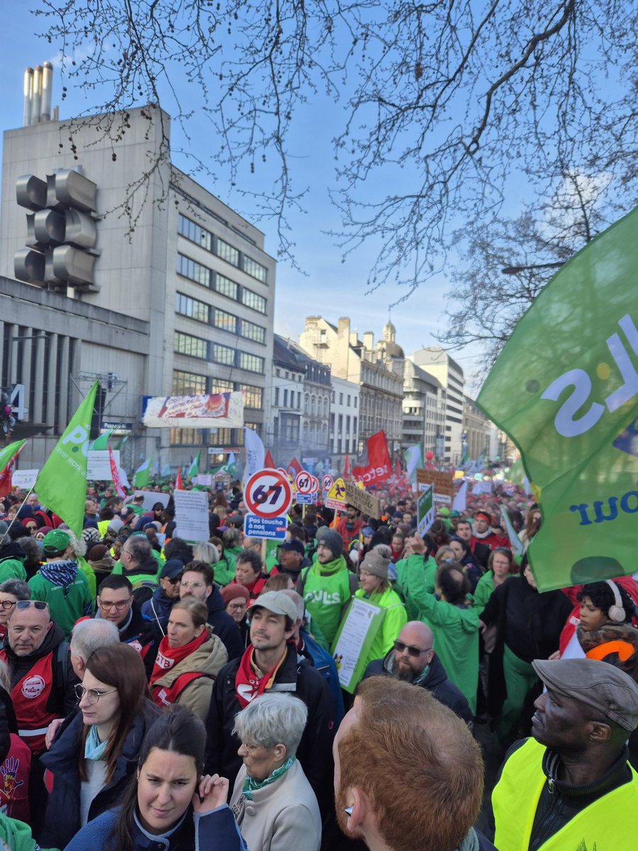 mynameiswouter's tweet photo. Bakje vol! 💚💪

Voor de index
Voor een eerlijk pensioen 
Tegen de btw verhoging

Weg met Arizona! https://t.co/lZPZuNKKeu
