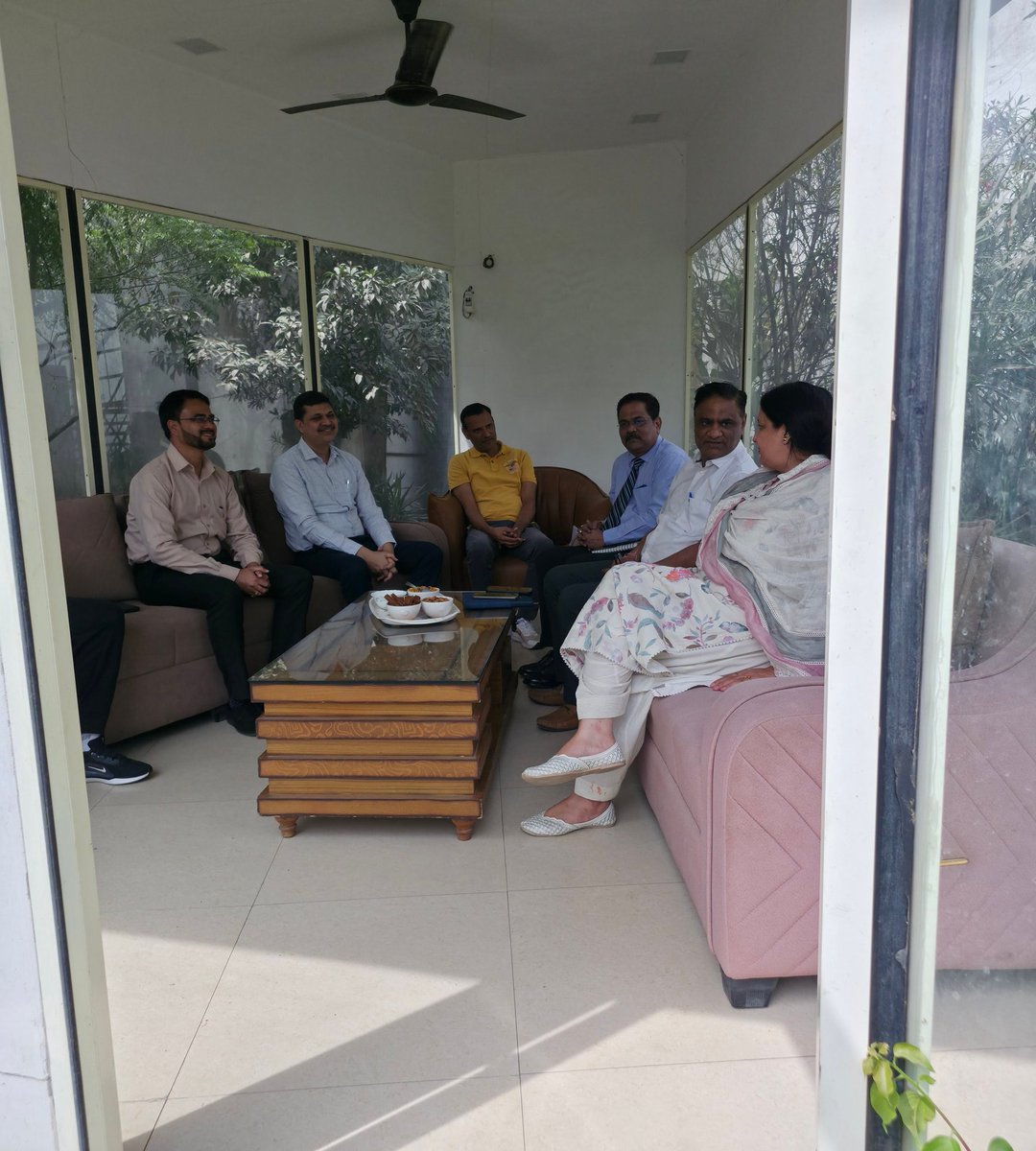 NeelamS_BJP's tweet photo. आज बिजली विभाग के वरिष्ठ अधिकारियों एवं पूरी टीम के साथ विधानसभा क्षेत्र में बिजली से जुड़ी विभिन्न समस्याओं को लेकर महत्वपूर्ण बैठक की गई।

बैठक में क्षेत्र में पुराने एवं जर्जर तारों को बदलने, जिन घरों में अब तक बिजली के मीटर नहीं लगे हैं वहाँ शीघ्र मीटर लगाने, तथा बिजली आपूर्ति को और अधिक सुचारु एवं सुरक्षित बनाने को लेकर विस्तार से चर्चा की गई।

 क्षेत्रवासियों को बेहतर बिजली सुविधाएँ उपलब्ध कराना हमारी प्राथमिकता है।

#ElectricityDepartment #PowerSupply #NajafgarhVidhansabha