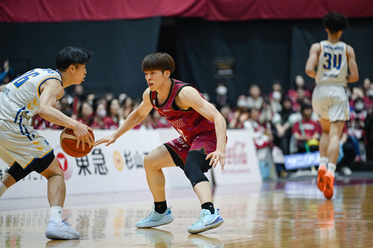 brave_thunders's tweet photo. 4/1(水)越谷戦
旧友・戦友との再会🤝

米須玲音選手と堀陽稀選手は東山高校の先輩後輩🙌🏻

そして、三ツ井利也選手は飯田選手と同じ長野県出身の1つ先輩。こどものころからしのぎを削ってきたライバル🔥

試合中の攻防はもちろん、その前後の選手たちのコミュニケーションにもぜひご注目ください👀 https://t.co/MItuUTUTx3