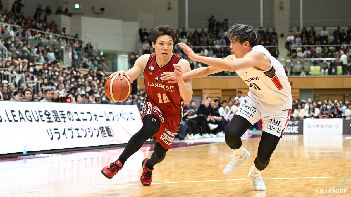 brave_thunders's tweet photo. 4/1(水)越谷戦
旧友・戦友との再会🤝

米須玲音選手と堀陽稀選手は東山高校の先輩後輩🙌🏻

そして、三ツ井利也選手は飯田選手と同じ長野県出身の1つ先輩。こどものころからしのぎを削ってきたライバル🔥

試合中の攻防はもちろん、その前後の選手たちのコミュニケーションにもぜひご注目ください👀 https://t.co/MItuUTUTx3