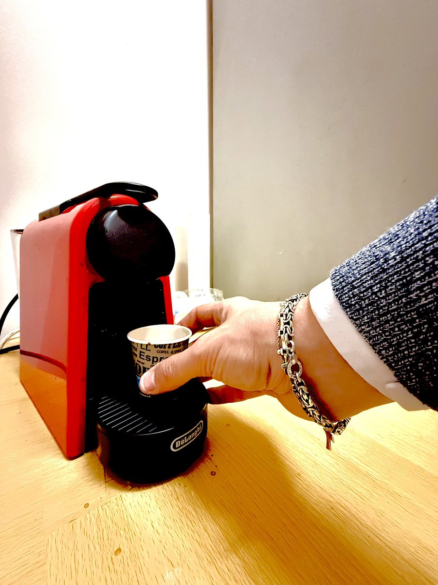 hidden_dadbod's tweet photo. Pausa caffè tattica prima di rimettersi al lavoro. ☕️ Vi svelerò un segreto: quello che succede in ufficio . Passate a trovarmi al link in nei commenti? 😉 #HiddenDadbod #OfficeVibes https://t.co/DjbMPm7P0D