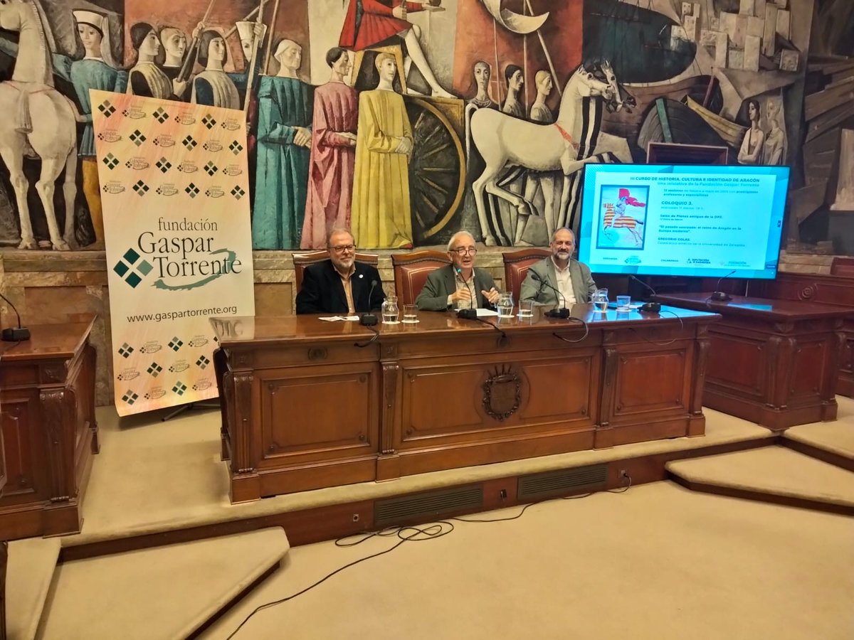 FundGasparTorre's tweet photo. Llenazo en el salón de plenos DPZ para disfrutar de la lección magistral de Gregorio Colás en torno al pactismo aragonés, en nuestro curso "Historia, Cultura e Identidad de Aragón". https://t.co/BZWPy7N243