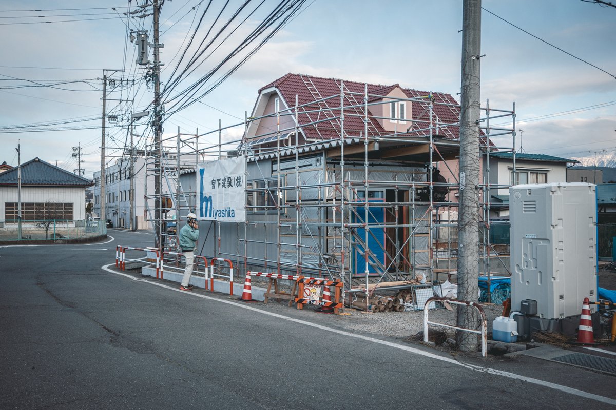 ktn_architects's tweet photo. アルミサッシが取り付き、外壁の施工が始まりました。建物の輪郭が少しずつ現れてきています。内部では構造材や合板をそのまま仕上げとして見せる計画としており、構造と仕上げが一体となった空間が少しずつ立ち上がってきました。完成が楽しみです。 https://t.co/a9aQLkquqt