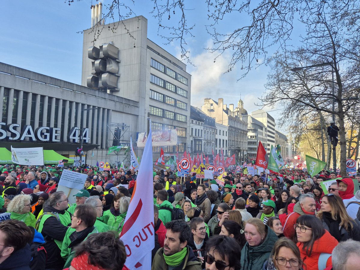 mynameiswouter's tweet photo. Bakje vol! 💚💪

Voor de index
Voor een eerlijk pensioen 
Tegen de btw verhoging

Weg met Arizona! https://t.co/lZPZuNKKeu