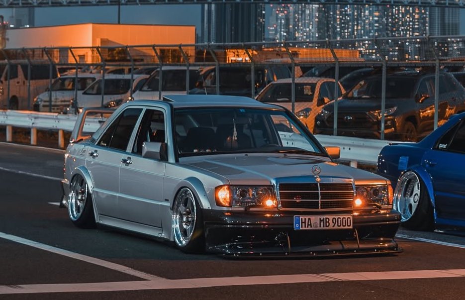ちょっと昔話。

行きつけのシェイクシャックで
車好きたちとワイワイ車談義してた時のこと。

突然隣の女性が
「私の彼氏、フェラーリ乗ってるんだけど？」  
と鼻先でフン😤

一瞬、場が凍る。

すると彼氏さんが慌てて  
「やめろお前、