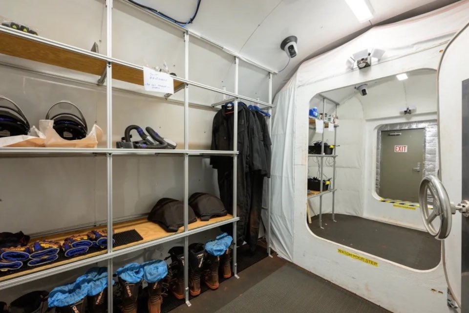 JuanitoCamNey's tweet image. Iron Warrior servers for no-quitters.Make it happen? First crew spots for top survivors?  #MarsGame #MakeLifeMultiplanetary