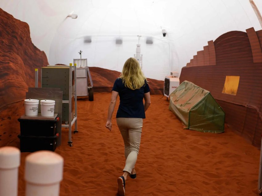 JuanitoCamNey's tweet image. Iron Warrior servers for no-quitters.Make it happen? First crew spots for top survivors?  #MarsGame #MakeLifeMultiplanetary