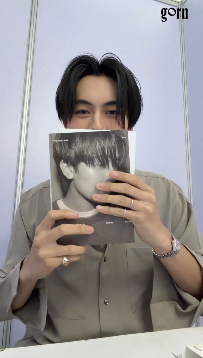 porplax's tweet photo. ทุกคนค้าบ กรมีอัลบั้มเป็นของตัวเองแล้ว !! 
เป็นครั้งแรกที่กรได้ปล่อยเพลงที่กรสร้างขึ้นมา หรือมีส่วนร่วมขนาดนี้ออกมาให้ทุกคนฟัง ซึ่งตื่นเต้นมาก ๆ และหวังว่าจะถูกใจกันนะครับ แต่ละเพลงมีความหมายของมัน และถูกกลั่นออกมาจากใจจริง ๆ 

ขอบคุณ producer และทีมงานทุก ๆ คน ที่ช่วยทำให้ความฝันของเด็กน้อยคนนี้เป็นจริง ขอโทษถ้าดื้อไป หรืออาจจะจู้จี้เกินไปในบางที แต่กรแค่ตั้งใจทำงานและอยากช่วยนะครับ ฮิฮิ

ขอบคุณแฟน ๆ ทุกคนจากใจจริงนะครับ ที่คอยอยู่เคียงข้างกันมาตลอด ผ่านกันมาทุกเรื่องราว สุดท้ายมันก็จะเหลือเพียงความทรงจำดี ๆ เรามาทำวันนี้ให้ดีที่สุด ... และหวังว่าอัลบั้มนี้ของกร จะเป็นเครื่องมือช่วยเตือนใจ ให้กำลังใจ อยู่เคียงข้างทุกคนเสมอไป  

โปรดรับรู้ว่า ชีวิตมีครั้งเดียวเท่านั้น (มั้ง?) จงมีความสุขกับทุกสิ่งและอย่ายอมแพ้นะครับ กรเองก็จะสู้เหมือนกัน :-) และจะทำหน้าที่ตนเองในทุก ๆ ด้านให้ดีที่สุด

หวังว่าผลงานชิ้นนี้จะเป็นประตูที่ดี ทำให้ทุกคนรู้จักและเข้าใจในตัวตนของกรนะครับ 
ที่สำคัญ กรภูมิใจในทุก ๆ สิ่งนะครับ 
ภูมิใจที่มีอัลบั้ม ภูมิใจที่ได้มาอยู่ตรงนี้ 
ภูมิใจที่เป็น PROXIE ภูมิใจที่มีเพื่อน
ภูมิใจที่มีครอบครัวที่น่ารัก ภูมิใจที่ยังได้ทำสิ่งที่รัก
ภูมิใจที่มี USER และทุกคนรัก
ภูมิใจที่ยังมีลมหายใจอยู่ในทุกวัน

enjoy life, keep smiling, seize the moments
กร gboy joyb 
👓♥️