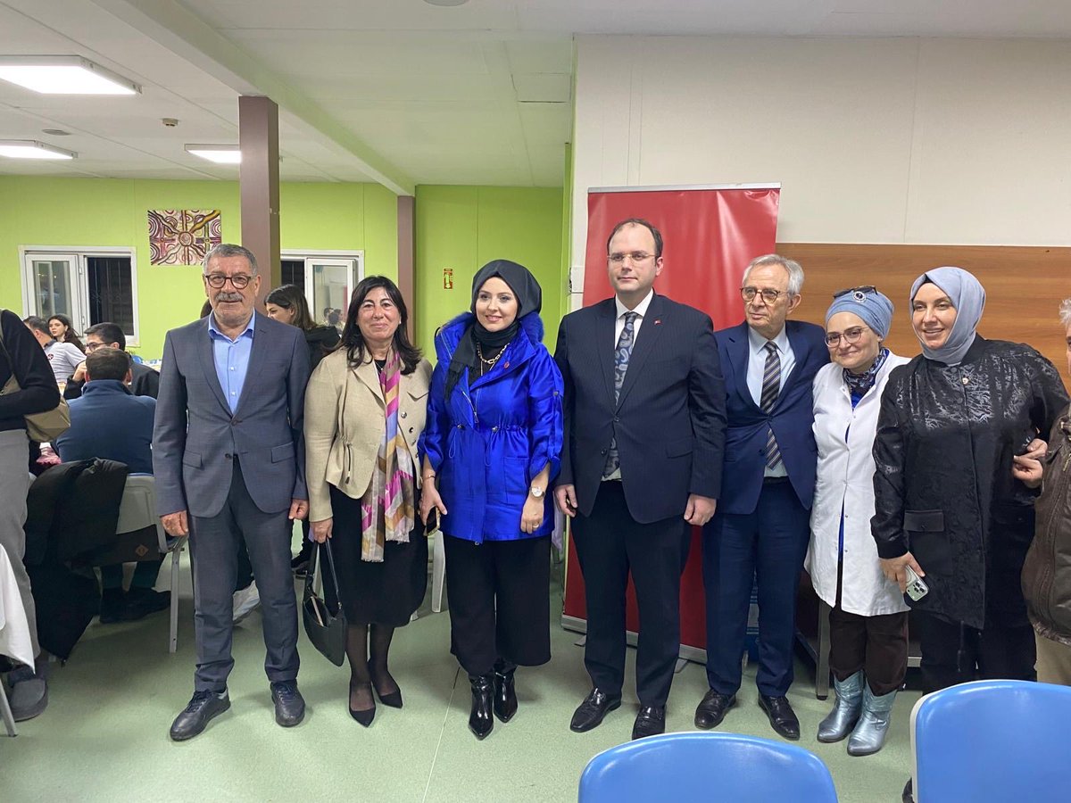 Dr. Sadi Konuk Konuk Eğitim ve Araştırma Hastanemizin ev sahipliğinde düzenlenen  iftar programına İl Sağlık Müdürümüz Doç. Dr . Abdullah Emre Güner ,sağlık camiamızın değerli yönetici ve çalışanlarıyla beraber katılım sağladık.
   Tüm sağlık çalışanlarına başarılar dilerim