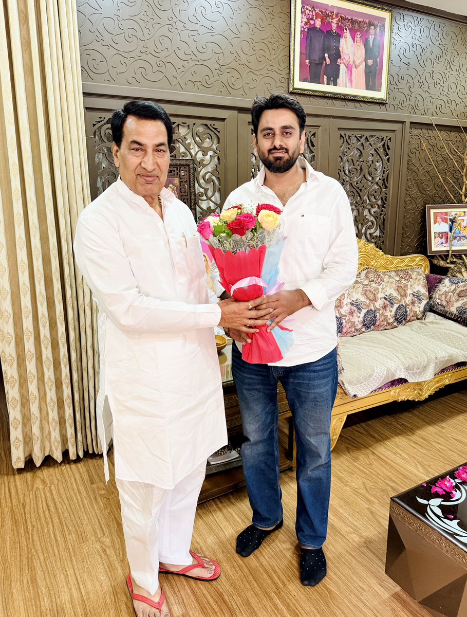 आज़ बांदीकुई के पूर्व विधायक, राजस्थान प्रदेश कांग्रेस कमेटी के उपाध्यक्ष आदरणीय श्री गजराज खटाना जी को उनके आवास पे जाकर जन्मदिवस की हार्दिक बधाई एवं शुभकामनाएँ दी ईश्वर आपको स्वस्थ और दीर्घायु जीवन दें ।
<a href="/GRKhatana_/">Gajraj Khatana</a>