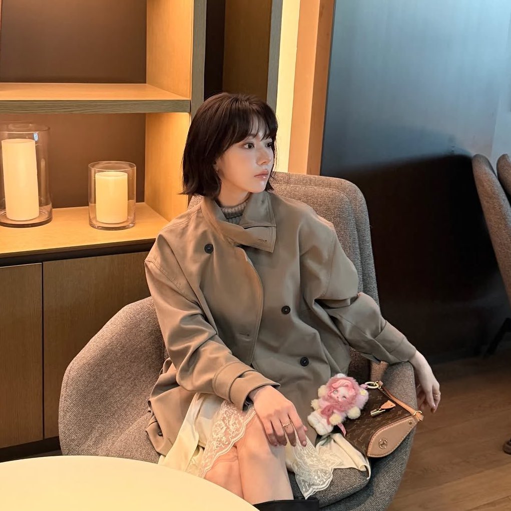 บ้านจีนออกมาแหกว่า popmart โทรติดต่องานให้ซากุระแต่ค่ายบอกไม่เหมาะสม (ได้ยินเรื่องค่ายเมินดีลมาหลายเดือนแล้ว) แต่หลังจากบ้านจีนออกมาพูดเรื่องนี้ popmart โทรติด ซากุระได้งานทันที(?) เรื่องนี้เป็นเรื่องบังเอิญหรือไม่