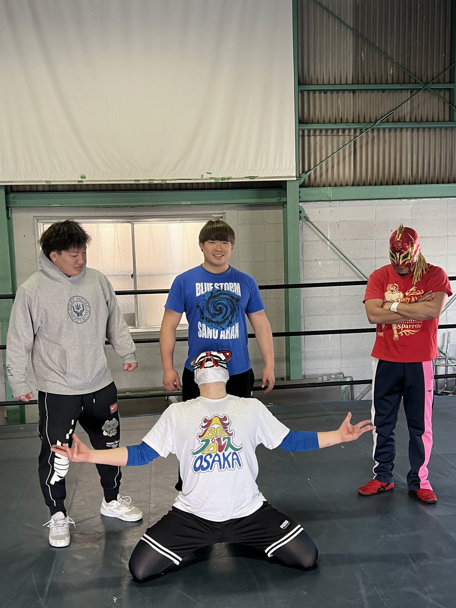 MrAnyan2000's tweet photo. VerteXに入れてくれって頼んだら0.2秒くらいで断られました。たまらん。

タイガースさんとコーワマンさんのユニットに入れてもらいますwww

なにわともあれ、今日もありがとうございました😽

#大阪プロレス #shaolin27tm #SUZAKU #佐野蒼嵐 #sho__mizuno #0818kenchan https://t.co/SVSo5L1JMK