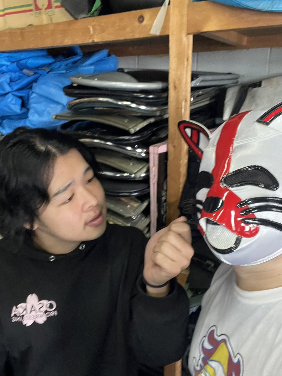 MrAnyan2000's tweet photo. VerteXに入れてくれって頼んだら0.2秒くらいで断られました。たまらん。

タイガースさんとコーワマンさんのユニットに入れてもらいますwww

なにわともあれ、今日もありがとうございました😽

#大阪プロレス #shaolin27tm #SUZAKU #佐野蒼嵐 #sho__mizuno #0818kenchan https://t.co/SVSo5L1JMK