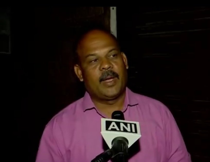 पुणे के रहने वाले एडवोकेट वाजिद खान से हार्दिक पांड्या पर FIR कराई है, उनका कहना है कि 

वर्ल्ड कप जीतने के बाद Hardik Pandya अपनी गर्लफ्रेंड के साथ तिरंगा लपेटकर डांस किए फिर जाकर लेट गए, जिससे तिरंगे का अपमान हुआ।

उनके FIR को शिवाजी नगर थाने में स्वीकार कर लिया गया है।