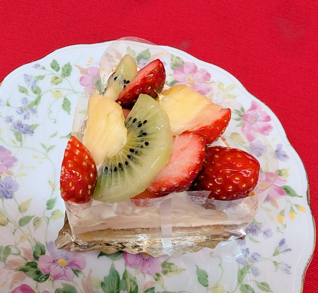 3月12日（木）本日も22時まで営業です❢ケーキいっぱい作ってお待ちしております(^_^;)よろしくお願い致しますm(__)m
久しぶりの梨のタルト🥧カラフルバタークリームケーキ！いちごクリームショートケーキ！フルーツタルト🍓
#バタークリーム
#タルト
