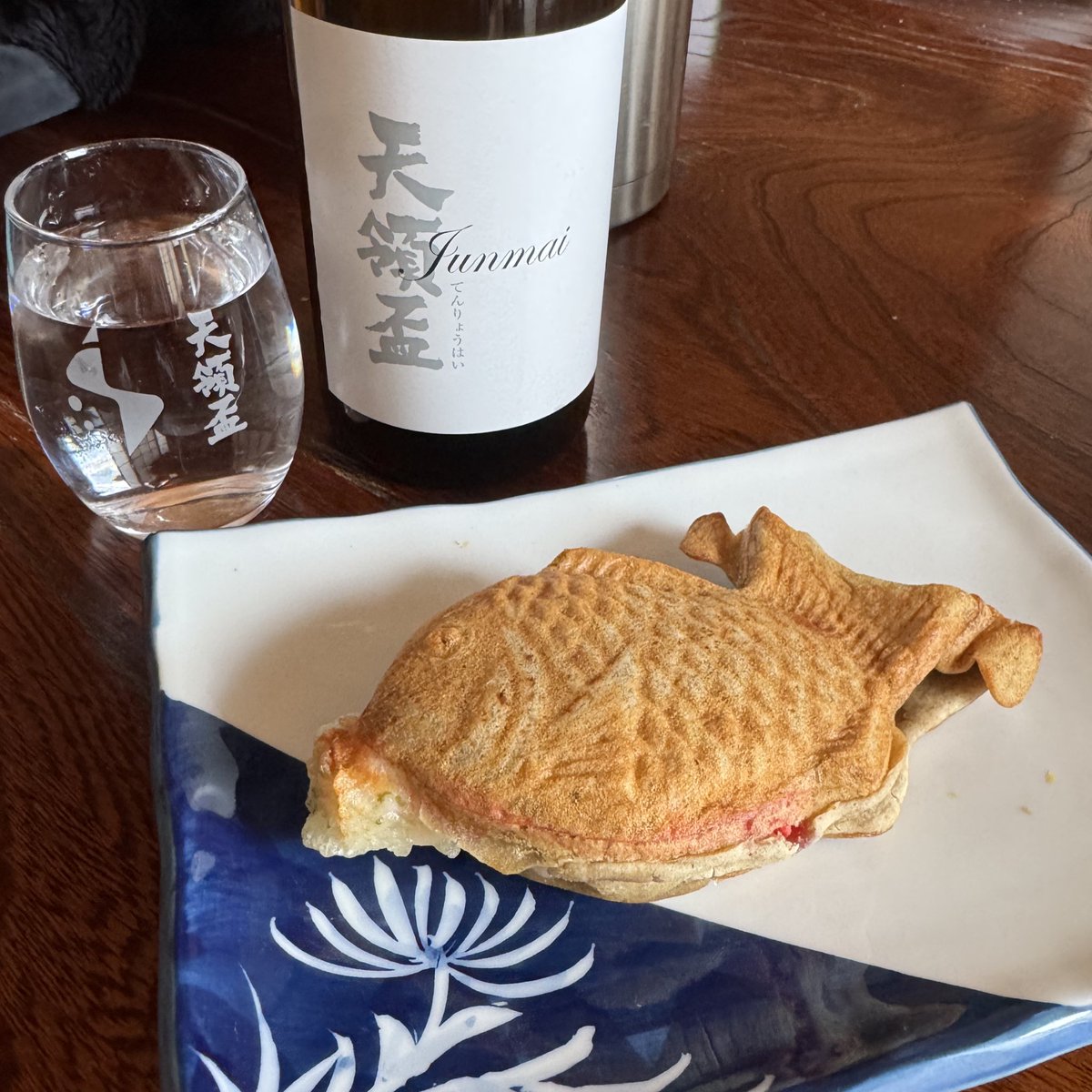 _Uki_s's tweet photo. 帰宅するとやるいつものやつ
たい焼きと2022年の佐渡五醸セット https://t.co/ArfDgbCKad